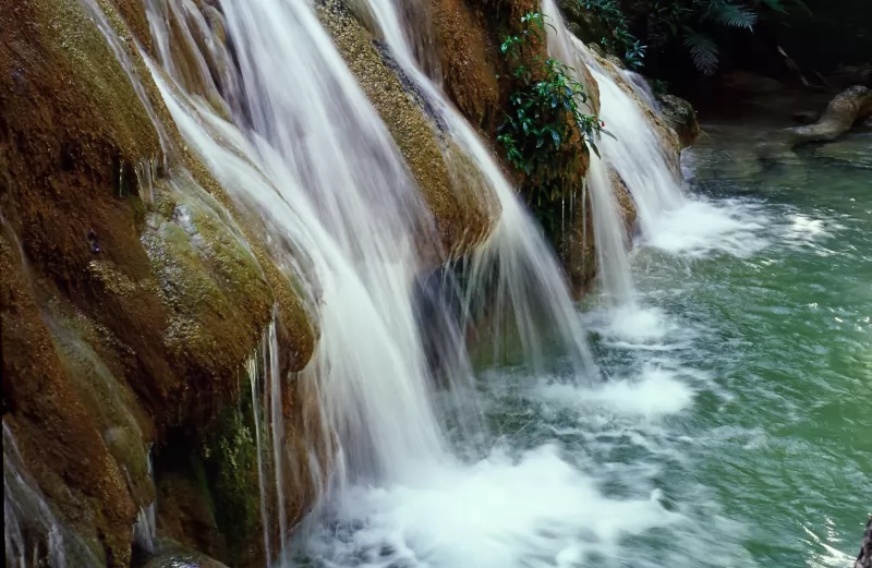 Cachoeira com águas cristalinas na Serra da Bodoquena, localizada em Bonito Mato Grosso