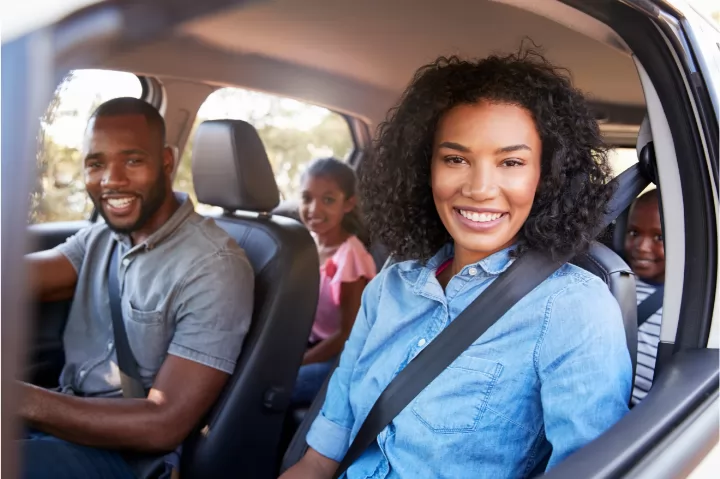 Família no carro simbolizando estar fazendo uma viagem para bonito