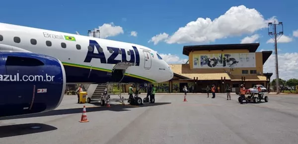 Pista de embarque do Aeroporto Internacional de Campo Grande MS, com avião ao fundo.