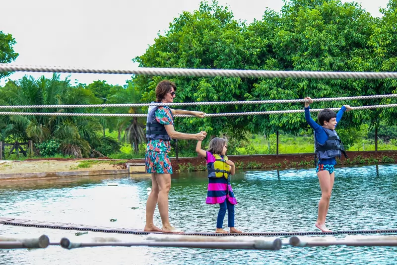 Mãe e dois filhos pequenos fazendo um passeio em Bonito	