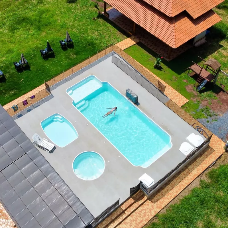 Vista área de turista aproveitando as piscinas climatizadas do Recanto das Águas em Bonito