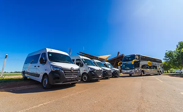 Vans que realizam transporte de passageiros do aeroporto até o centro da cidade