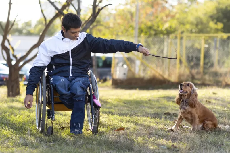 Tiro Completo Homem Brincando Com Cachorro