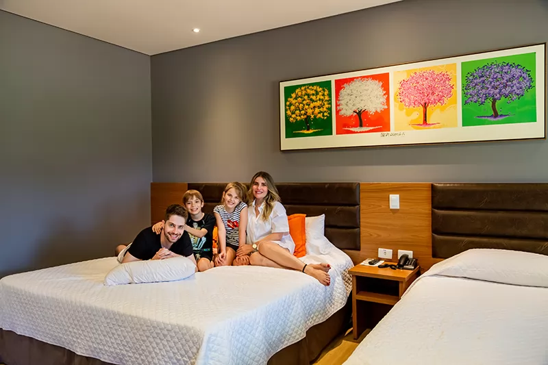 Família no quarto do hotel