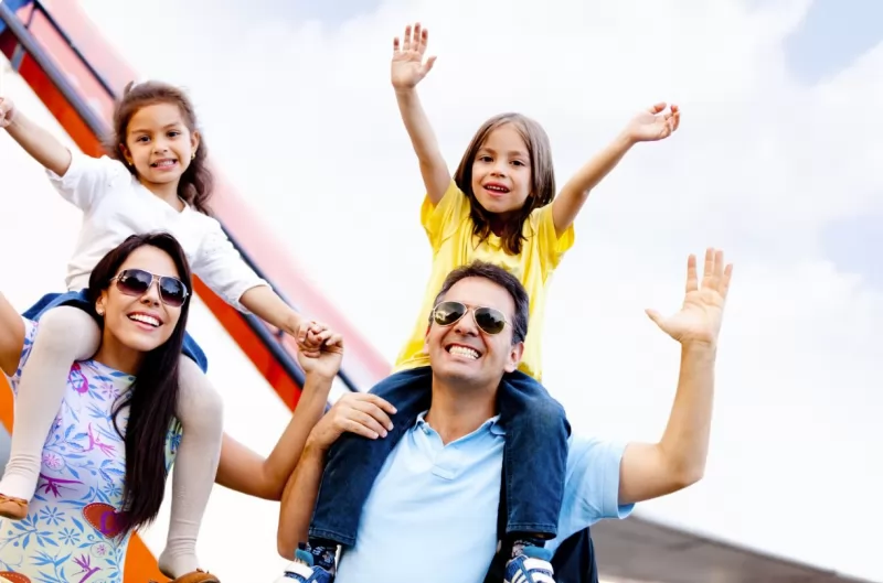 Familia Embarcando no Avião