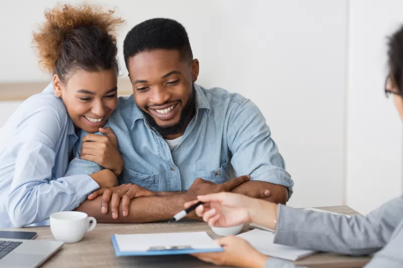 Casal Recebendo Informações Sobre Bonito MS