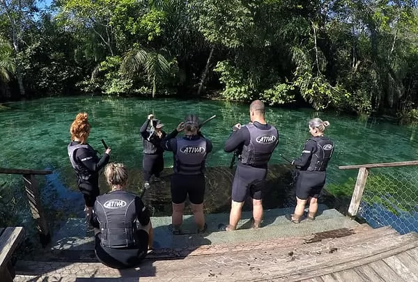 Turistas fazendo treinamento para passeio de flutuação em Bonito