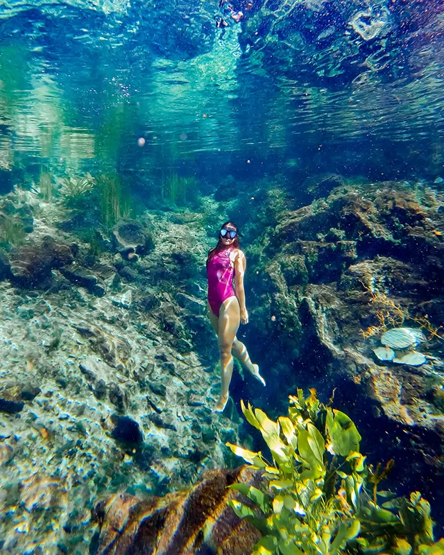Mulher fazendo Flutuação na Nascente Azul 