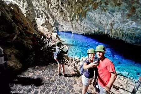 Turista Na Gruta Do Lago Azul