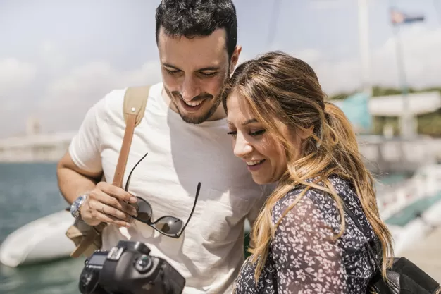 Feliz Turista Jovem Par Olhando Camera 23 2147841595