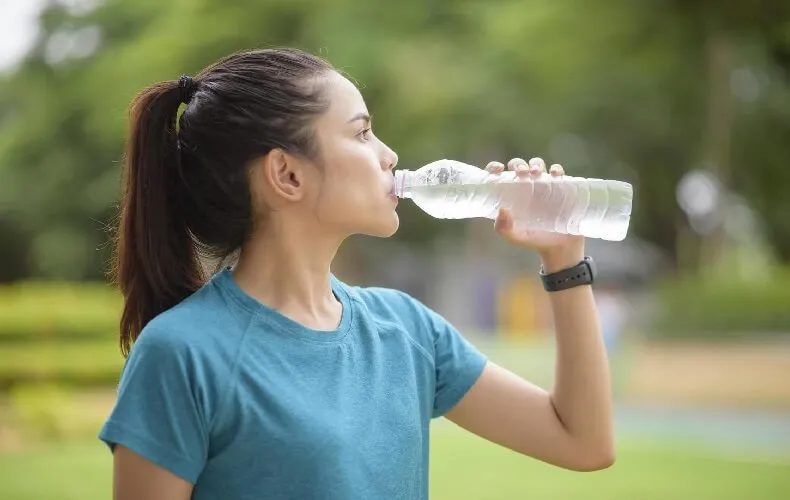 tomando-agua
