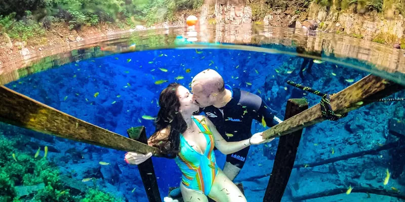 Flutuacao Lagoa Misteriosa Foto Casal