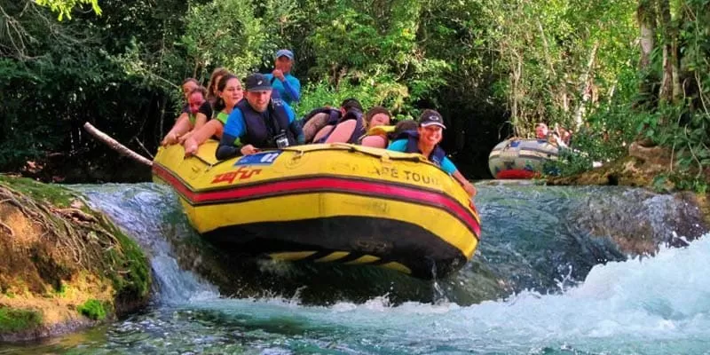 Bote No Rio Formoso Em Bonito Ms