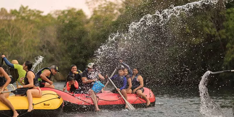 Passeio De Bote Em Bonito No Rio Formoso